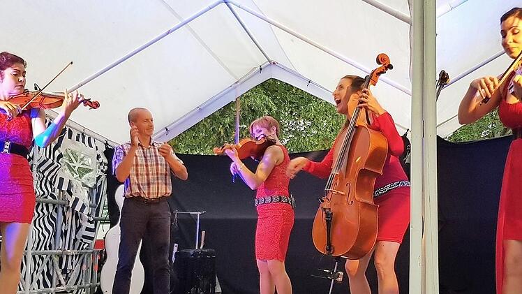 Das "Ping" bei Jerry Lewis' Schreibmaschinen-Song gibt punktgenau ein Publikumsgast. Er steht auf der Bühne mit (von links) Anna Kränzlein, Pamela Rachel, Birgit Förstner und Maria Frances.