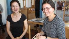 Megumi Higuchi (links) fertigt filigranen Ohrschmuck, den auch Anne Rumpel trägt.