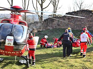 Besprechung der Einsatzleiter BRK und Bergwacht mit dem Notarzt des Rettungshubschraubers. Foto: Michael Will