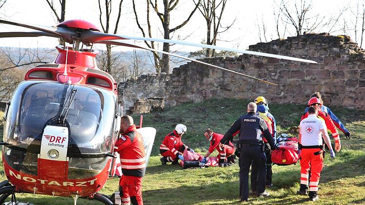 Besprechung der Einsatzleiter BRK und Bergwacht mit dem Notarzt des Rettungshubschraubers. Foto: Michael Will
