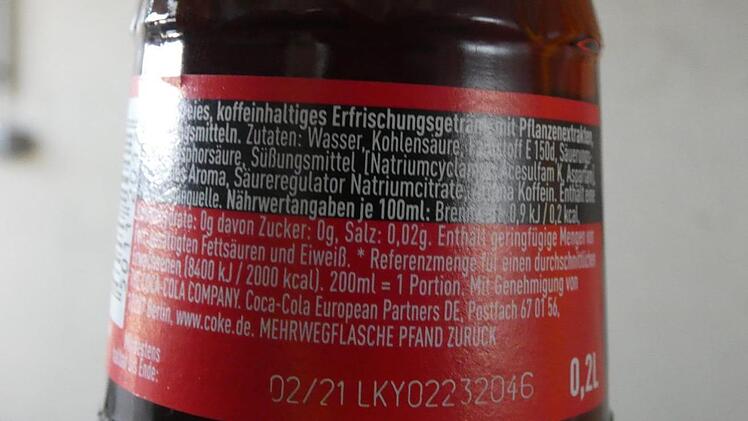 Der Produktionscode verrät, ob das Getränk in Knetzgau hergestellt wurde. Ist der zweite Buchstabe ein K, so stammt die Flasche aus dem Landkreis Haßberge.