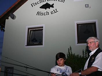 Bilder: Jens Hasieber (li) und Kurt Gohlke (re) vor dem Fischerheim beschäftigen sich mit dem wichtigsten Werkzeug eines Anglers