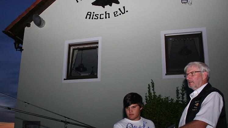 Bilder: Jens Hasieber (li) und Kurt Gohlke (re) vor dem Fischerheim beschäftigen sich mit dem wichtigsten Werkzeug eines Anglers