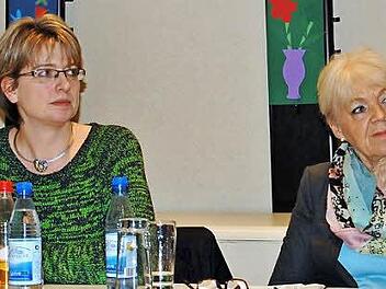 Elternsprecherin Yvonne Kiesel (links) und Schulleiterin Hannelore Bauerhatten Eltern zum Gespräch geladen. Foto: Sigismund von Dobschütz