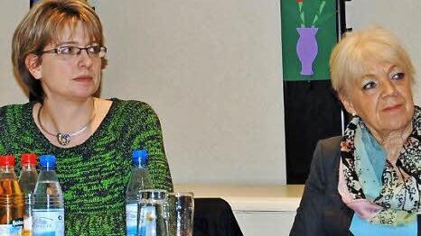 Elternsprecherin Yvonne Kiesel (links) und Schulleiterin Hannelore Bauerhatten Eltern zum Gespräch geladen. Foto: Sigismund von Dobschütz