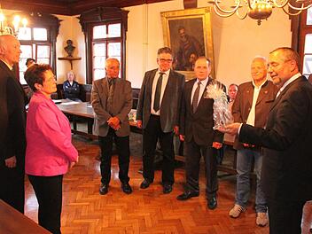 Bürgermeister Jürgen Kohmann (rechts) verabschiedete die ausscheidenden Stadträte (von links) Franz-Josef Schmitt, Helga Liesaus, Adolf Geuß, Hartwig Hümmer, Josef Weis und Wolfgang Klecker. Fotos: Matthias Einwag