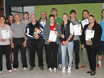 Die Vertreter der Freizeit-Volleyballmannschaften mit TV-Abteilungsleiter Johannes Müller (hinten, grünes Hemd) nach der Siegerehrung.