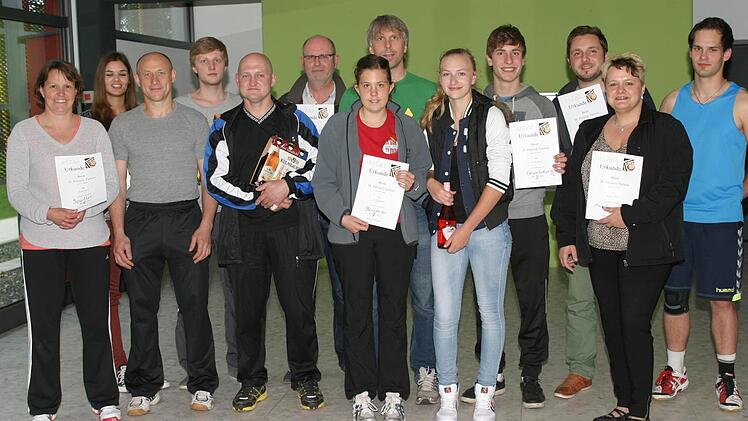 Die Vertreter der Freizeit-Volleyballmannschaften mit TV-Abteilungsleiter Johannes Müller (hinten, grünes Hemd) nach der Siegerehrung.
