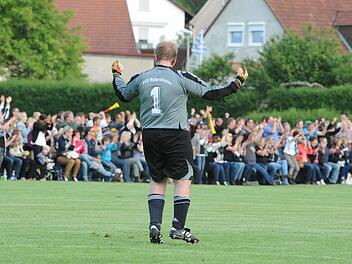 Alles, auch Tormann: Der Rottershäuser Jörg Wetterich ist ein echter Allrounder. Diesmal musste die Allzweckwaffe der FCler notgedrungen im Tor ran. Foto: Hopf