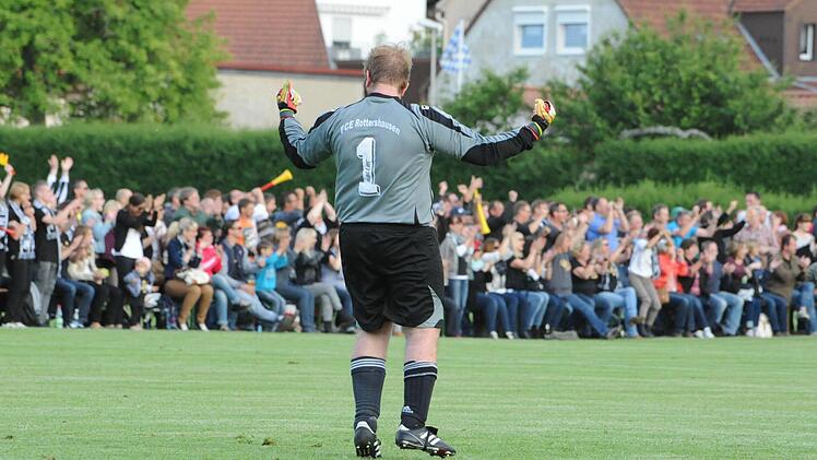 Alles, auch Tormann: Der Rottershäuser Jörg Wetterich ist ein echter Allrounder. Diesmal musste die Allzweckwaffe der FCler notgedrungen im Tor ran. Foto: Hopf