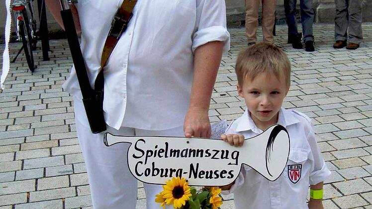 Der kleine Bastian Werner als Schildträger mit Steffi.