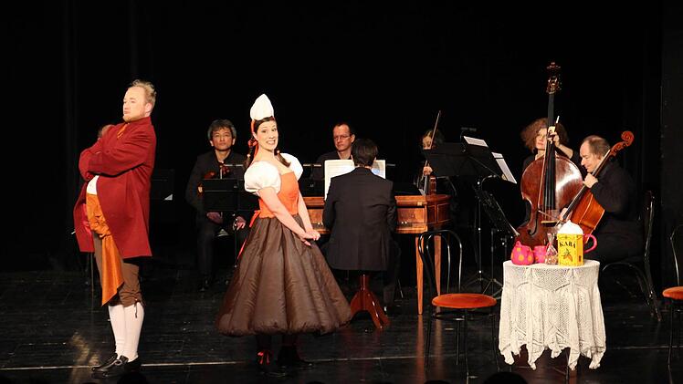 Dutzende Grunschüler belagerten das Kurtheater, um die "Kakaokantate" zu hören. Foto: Carmen Schmitt