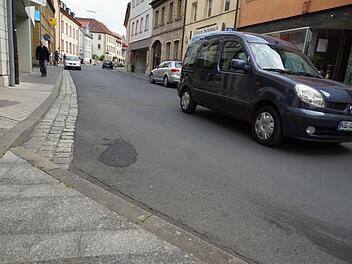 Statt die Turnhouter Straße als Umgehung zu nutzen fahren viele durch die Bahnhofstraße. Foto: Arkadius Guzy