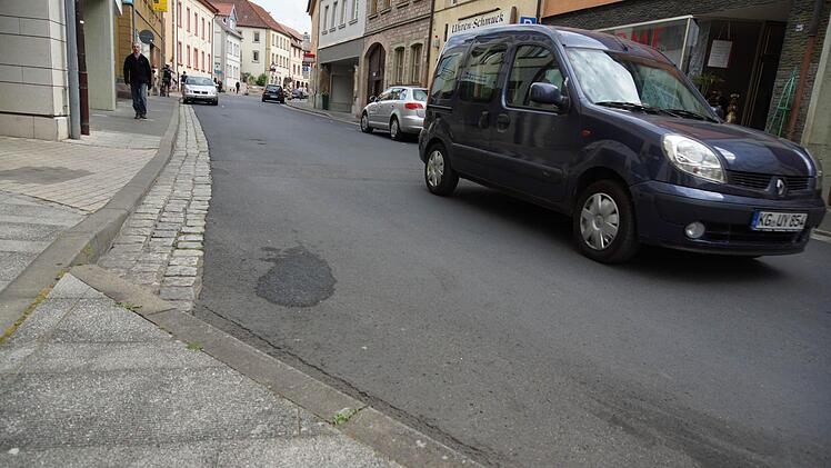 Statt die Turnhouter Straße als Umgehung zu nutzen fahren viele durch die Bahnhofstraße. Foto: Arkadius Guzy