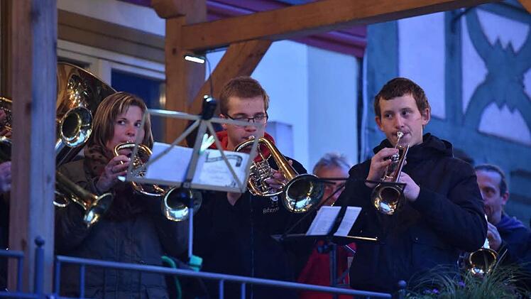 Schon seit vielen Jahren spielt die Blaskapelle Hofstetten weihnachtliche Weisen auf der Terrasse vom "Goldenen Stern".