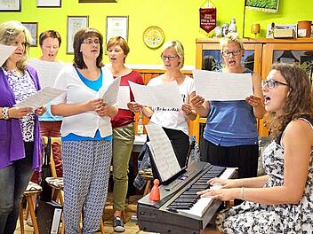 Bei den Proben, die im Vereinsraum stattfinden, begleitet Chorleiterin Magdalena Schatz (rechts) den Gesang auf ihrem E-Piano. Im Bild sind die Frauen der Stimmgruppe Alt zu sehen.