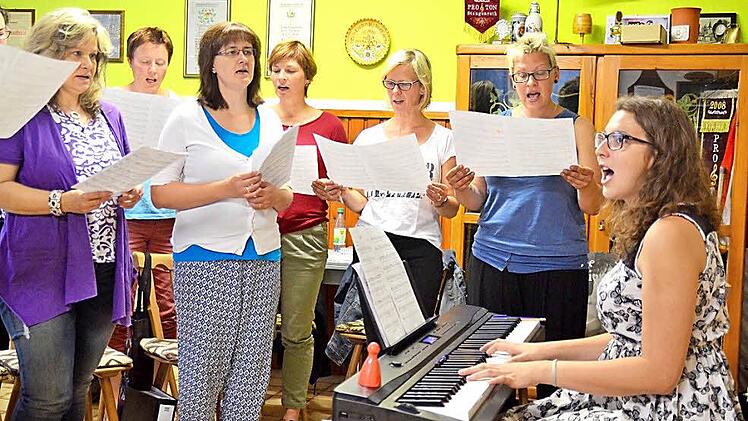 Bei den Proben, die im Vereinsraum stattfinden, begleitet Chorleiterin Magdalena Schatz (rechts) den Gesang auf ihrem E-Piano. Im Bild sind die Frauen der Stimmgruppe Alt zu sehen.
