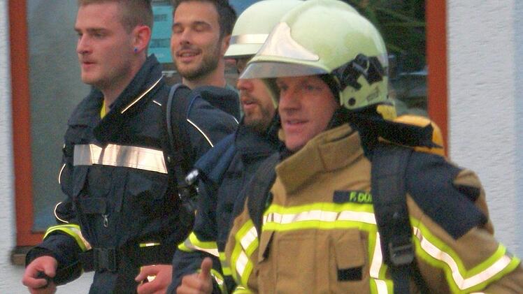 Eine besonders beeindruckende Leistung boten diese Sankt-Florians-Jünger der Freiwilligen Feuerwehr Weismain, die in schwerer Montur im Rahmen der Aktion "Laufen gegen den Krebs" auf ein wichtiges Thema aufmerksam machten. Foto: Mario Deller