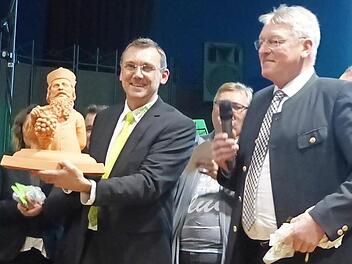 Bürgermeister Ludwig Wahl (links) nahm den "Winzerer Traubenmann" von Bürgermeister Jürgen Roith aus der Marktgemeinde Winzer in Empfang.