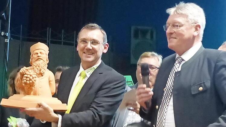 Bürgermeister Ludwig Wahl (links) nahm den "Winzerer Traubenmann" von Bürgermeister Jürgen Roith aus der Marktgemeinde Winzer in Empfang.