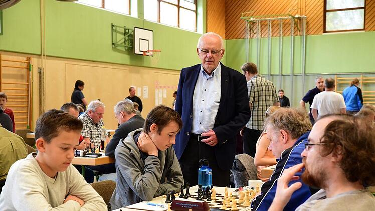 Schirmherr Edgar Büttner blickt den Denksportlern über die Schulter.