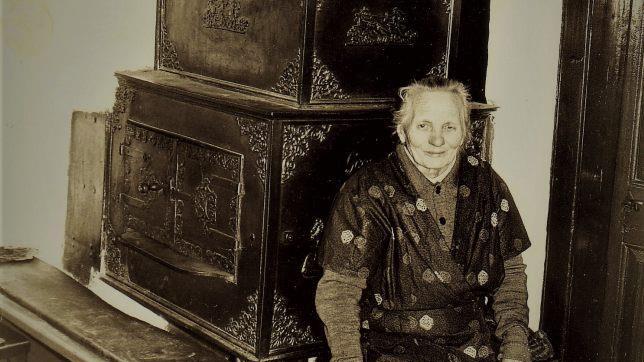 Auch das gehört zur Winterszeit: Behaglichkeit am gusseisernen Ofen aus dem Jahre 1862. Die Aufnahme  entstand 1981 mit der damals 79-jährigen Maria Lieb in Neukenroth.