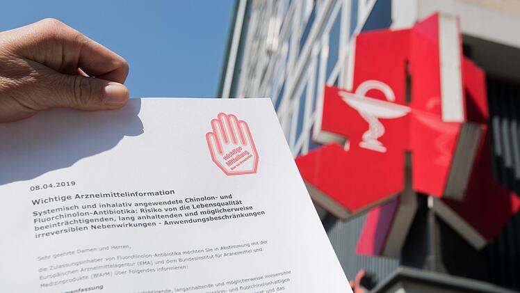 In einem "Rote-Hand-Brief" warnen zahlreiche Pharmaunternehmen vor den Antibiotika. Foto: Julian Stratenschulte/dpa