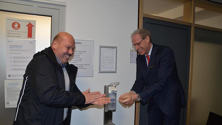 Nach dem Handschlag zum Desinfizieren: Walter Drebinger (CSU) gratuliert German Hacker zur Wiederwahl.  Foto: Bernhard Panzer
