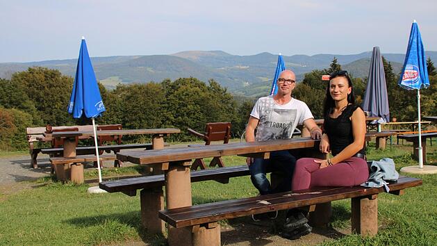 Frank Reuter und Julia Geier, die P&auml;chter des W&uuml;rzburger Hauses, &ouml;ffnen bis Ende Oktober t&auml;glich. Sie hoffen, so die Ausf&auml;lle wieder hereinholen zu k&ouml;nnen, die der Corona-Lockdown verursacht hat. Foto: Ulrike M&uuml;ller