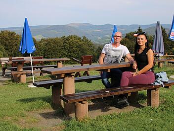 Frank Reuter und Julia Geier, die Pächter des Würzburger Hauses, öffnen bis Ende Oktober täglich. Sie hoffen, so die Ausfälle wieder hereinholen zu können, die der Corona-Lockdown verursacht hat. Foto: Ulrike Müller