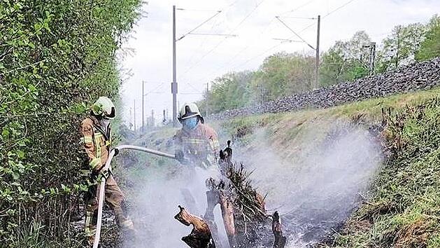 Die Zeiler Feuerwehr hatte den Brand am Bahndamm schnell unter Kontrolle.