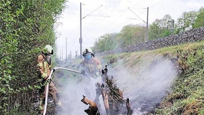 Die Zeiler Feuerwehr hatte den Brand am Bahndamm schnell unter Kontrolle.
