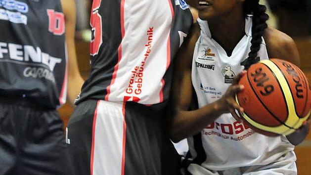 DJK-Spielmacherin Taleya Mayberry im Duell mit der Ex-Bambergerin Kathrin Gut Foto: Robert Kempf