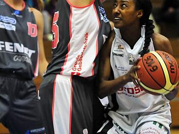 DJK-Spielmacherin Taleya Mayberry im Duell mit der Ex-Bambergerin Kathrin Gut Foto: Robert Kempf