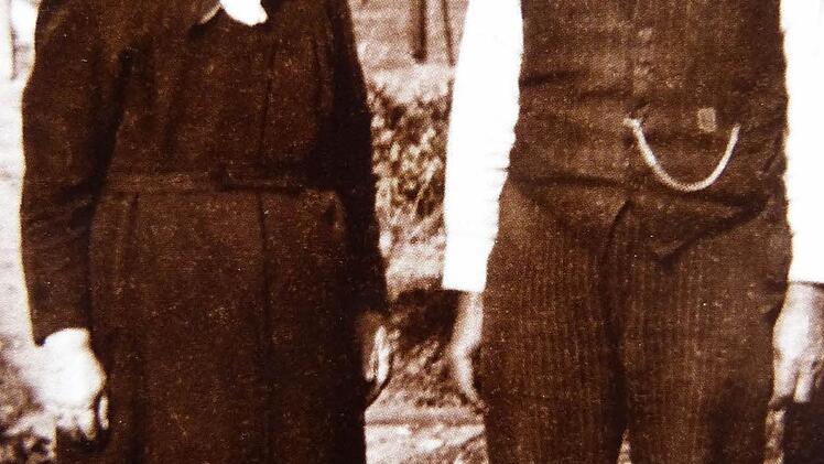 Bertha und Karl Fleischmann vor ihrem Anwesen in Aufseß. (Abbildung aus: Fleischmann Arnold [= Enkel]: Lights & Shadows. A Memoir, The Jewish Museum of Maryland, [Baltimore] 2010, S. 20, Repro Franze