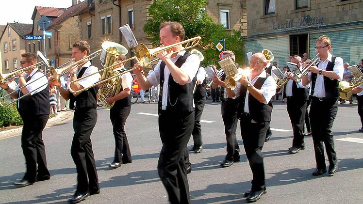 Der Schützenverein Sand zeigte sich im Festzelt in Tracht. Blumenschmuck gehört traditionell dazu.