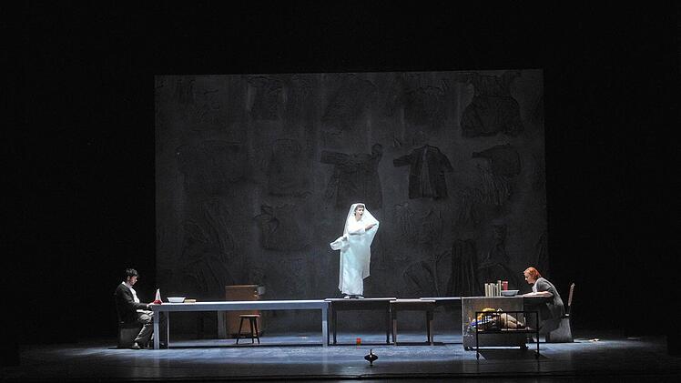 "Der Welt abhanden gekommen". Die szenische Collage mit Musik von Gustav Mahler und Claude Vivier erlebte ihre Uraufführung am Landestheater Coburg.Foto. Andrea Kremper