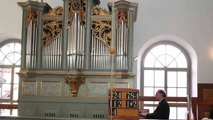 Kirchenmusikdirektor Thomas Rothert aus Bayreuth ließ die Orgel erklingen. Foto: Evi Seeger