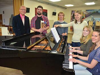 Diese fünf Schüler der Berufsfachschule für Musik Oberfranken haben die Zulassung zur Musikhochschule für Musik Franz Liszt Weimar geschafft (von rechts): Thea Metzger, Anna Lochner, Johanna Richter, Dominik Krügel, Florian Kirchner. Mit ihnen freut sich Schulleiter Andreas Wolf (links) Foto: Karl-Heinz Hofmann