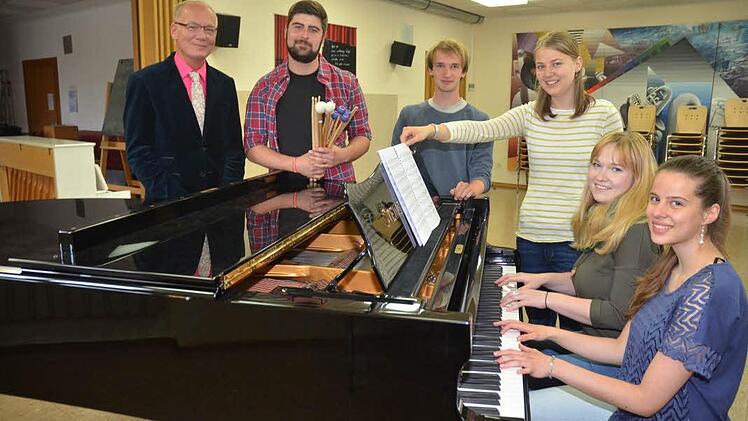 Diese fünf Schüler der Berufsfachschule für Musik Oberfranken haben die Zulassung zur Musikhochschule für Musik Franz Liszt Weimar geschafft (von rechts): Thea Metzger, Anna Lochner, Johanna Richter, Dominik Krügel, Florian Kirchner. Mit ihnen freut sich Schulleiter Andreas Wolf (links) Foto: Karl-Heinz Hofmann
