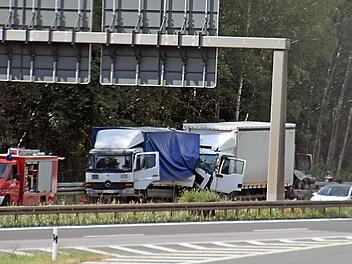 Ein Auffahrunfall zweier Lastwagen ereignete sich am Montagnachmittag auf der Autobahn A 73 in der Abfahrt zur Bundesstraße B 505. Foto: Ronald Rinklef