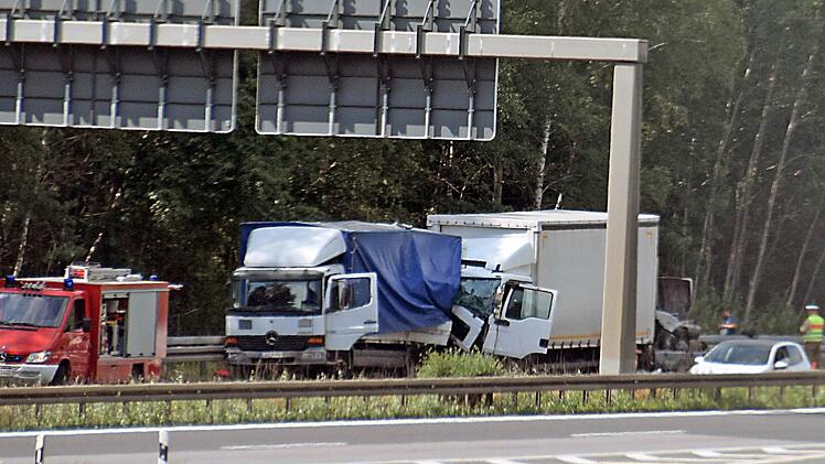Ein Auffahrunfall zweier Lastwagen ereignete sich am Montagnachmittag auf der Autobahn A 73 in der Abfahrt zur Bundesstraße B 505. Foto: Ronald Rinklef