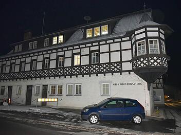Das Rathaus soll zur Beuerfelder Straße eine barrierefreien Eingang bekommen, die Gemeinde bewirbt sich beim Kommunalinvestitionsprogramm um eine Förderung. Foto: Gabi Arnold