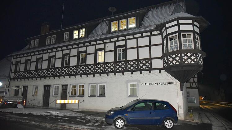 Das Rathaus soll zur Beuerfelder Straße eine barrierefreien Eingang bekommen, die Gemeinde bewirbt sich beim Kommunalinvestitionsprogramm um eine Förderung. Foto: Gabi Arnold