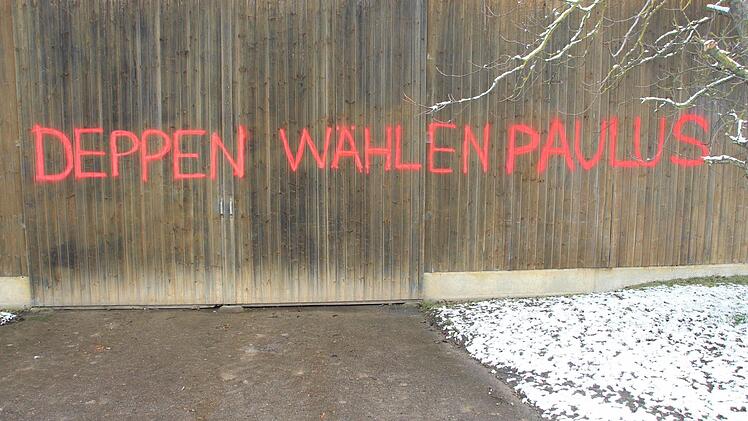 Am Ortseingang von Knetzgau (aus Richtung Sand kommend) wurde der Schriftzug "Deppen wählen Paulus" an einer Halle aufgemalt. Die leuchtende Farbe ist weithin zu erkennen.  Foto: Klaus Schmitt
