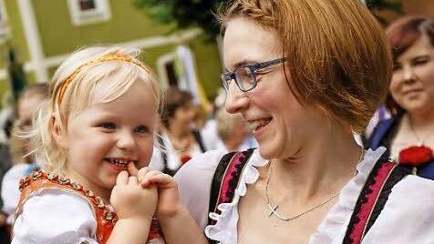Die kleinen und großen Besucher hatten sich für den Festumzug extra schick gemacht. Fotos: Florian Bauer