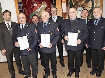Ehrung für 40 Jahre aktiven Feuerwehrdienst: Günter Keiner, Manfred Trautner und Peter Trautner mit Landrat Hermann Ulm, Zweitem Bürgermeister Bernd Ruppert, Kommandant Matthias Zirkel, KBI Johannes Schmitt und Vorsitzendem Dieter Sawinsky Foto: Mathias Erlwein