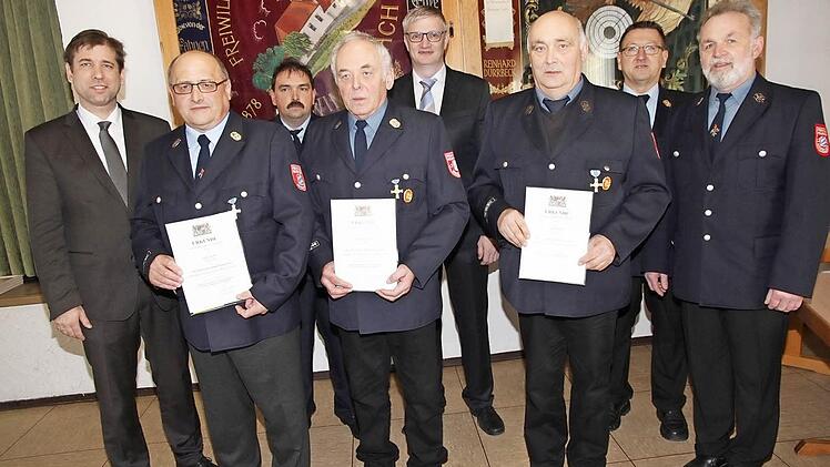 Ehrung für 40 Jahre aktiven Feuerwehrdienst: Günter Keiner, Manfred Trautner und Peter Trautner mit Landrat Hermann Ulm, Zweitem Bürgermeister Bernd Ruppert, Kommandant Matthias Zirkel, KBI Johannes Schmitt und Vorsitzendem Dieter Sawinsky Foto: Mathias Erlwein