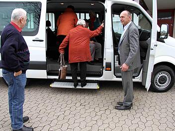 Der Bürgerbus war eine Initiative des Seniorenbeirats. Links Dieter Goebel, rechts Bürgermeister Heinrich SüßRichard Sänger (Archiv)