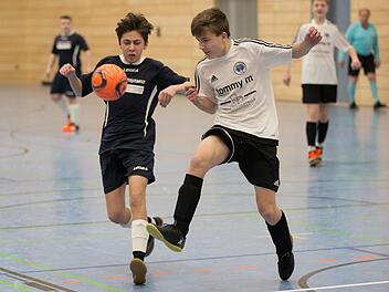Das Spiel um Platz drei entschied die Mitwitzer U15-Mannschaft (schwarz) mit 3:1 für sich gegen Lichtenfels. Foto: Heinrich Weiß